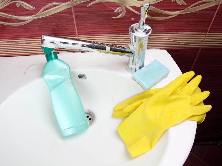En håndvask med rengøringsartikler