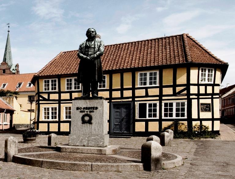 H.C. Ørsted statuen tæt på torvet i Rudkøbing